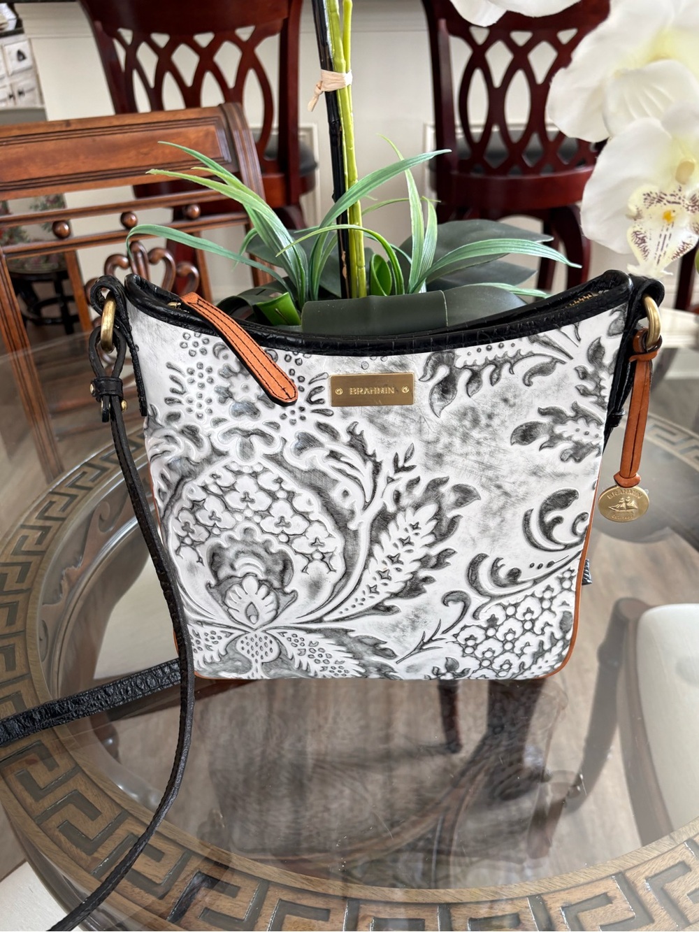 🖤🤍BRAHMIN WHITE DAMASK EMBOSSED LEATHER FLORAL PATTERN CROSSBODY BAG!🖤🤍